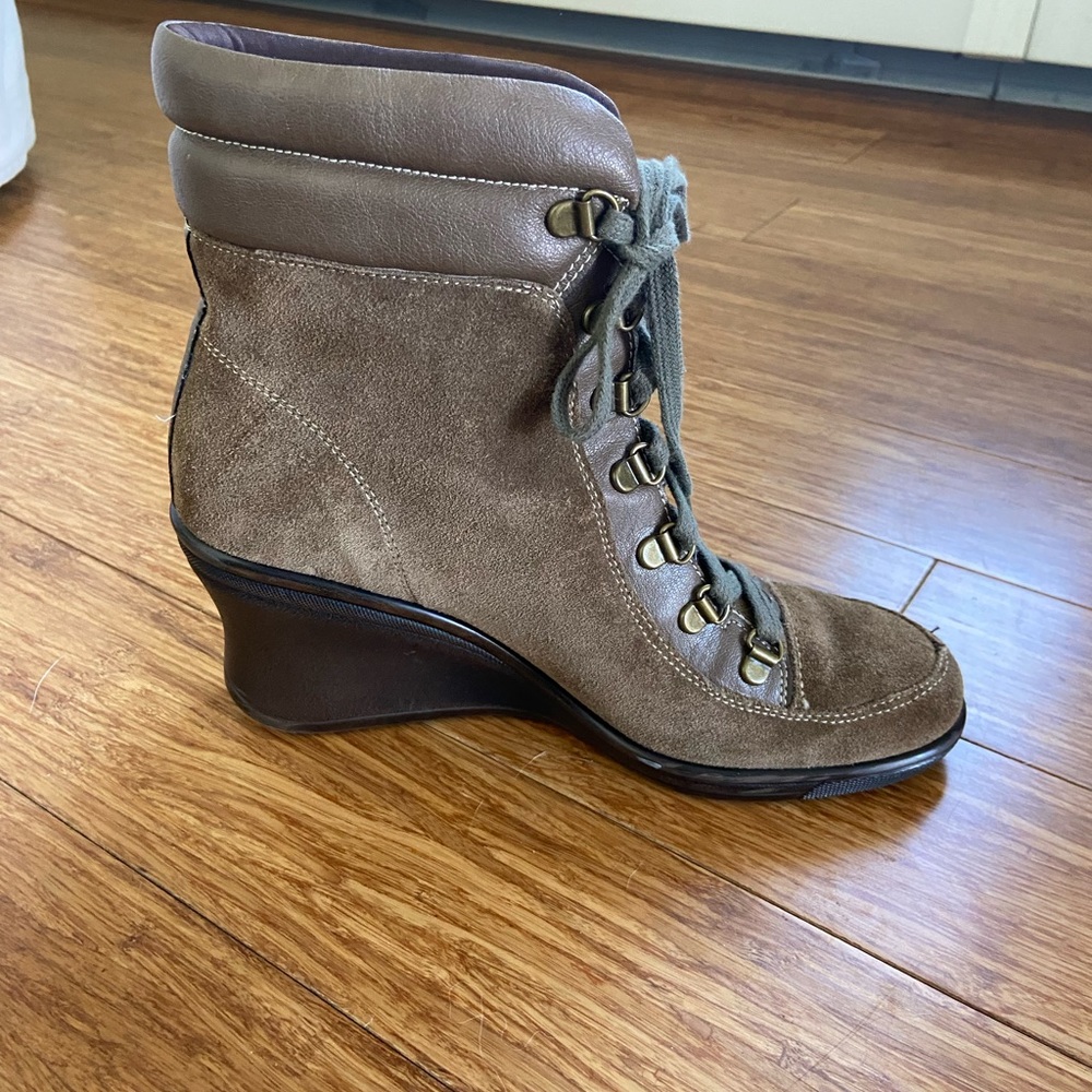 Macaroon mid brown suede boots